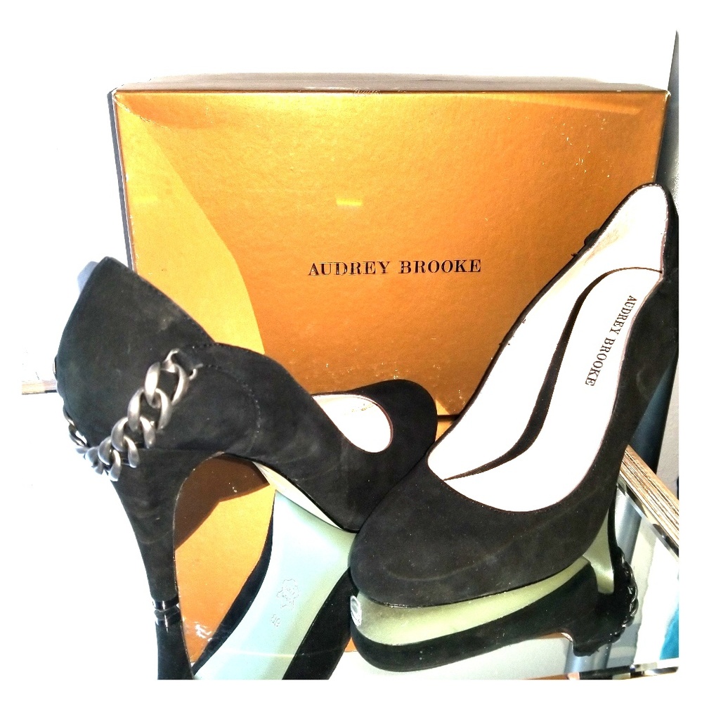 Suede Pumps